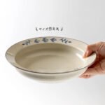 tsubane 日本美濃燒燕子深盤單手拿在手上的模樣